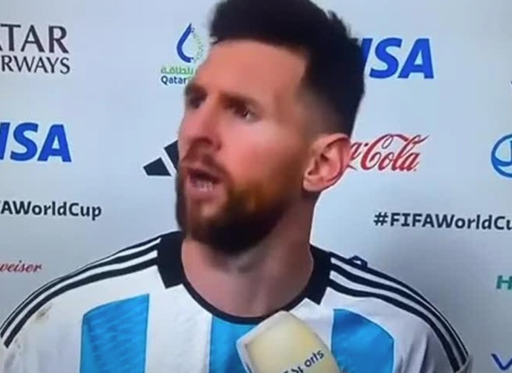 Messi inveisce contro un passante